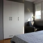 Comfortable Near The Center Lägenhet