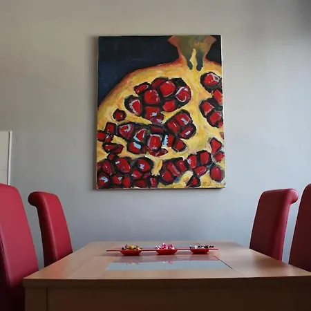 Comfortable Near The Center Apartment *