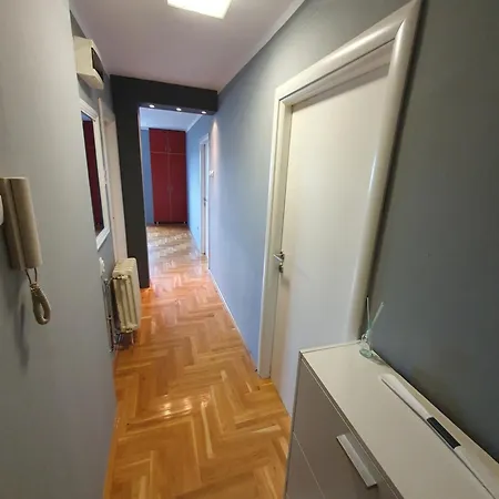 Comfortable Near The Center Apartment *